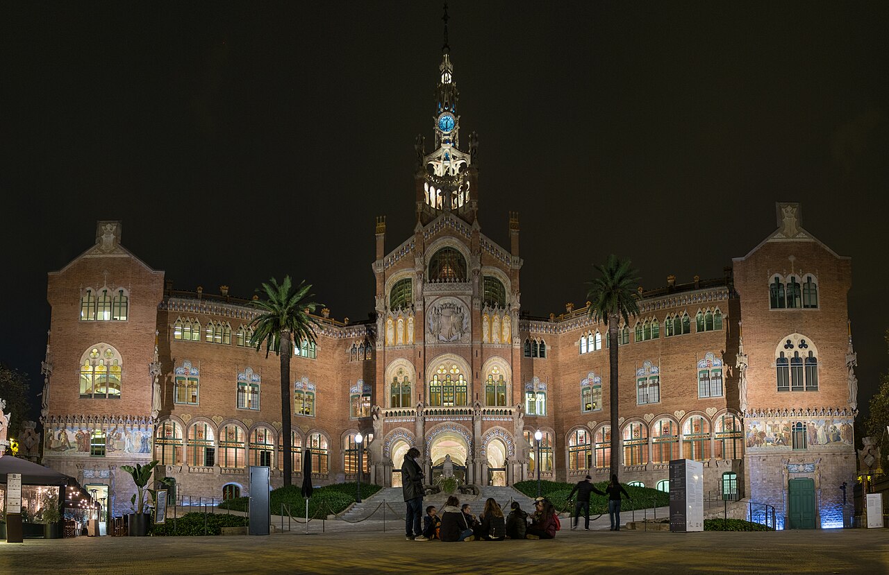 Fachada principal iluminada del Recinto Modernista de Sant Pau en Barcelona