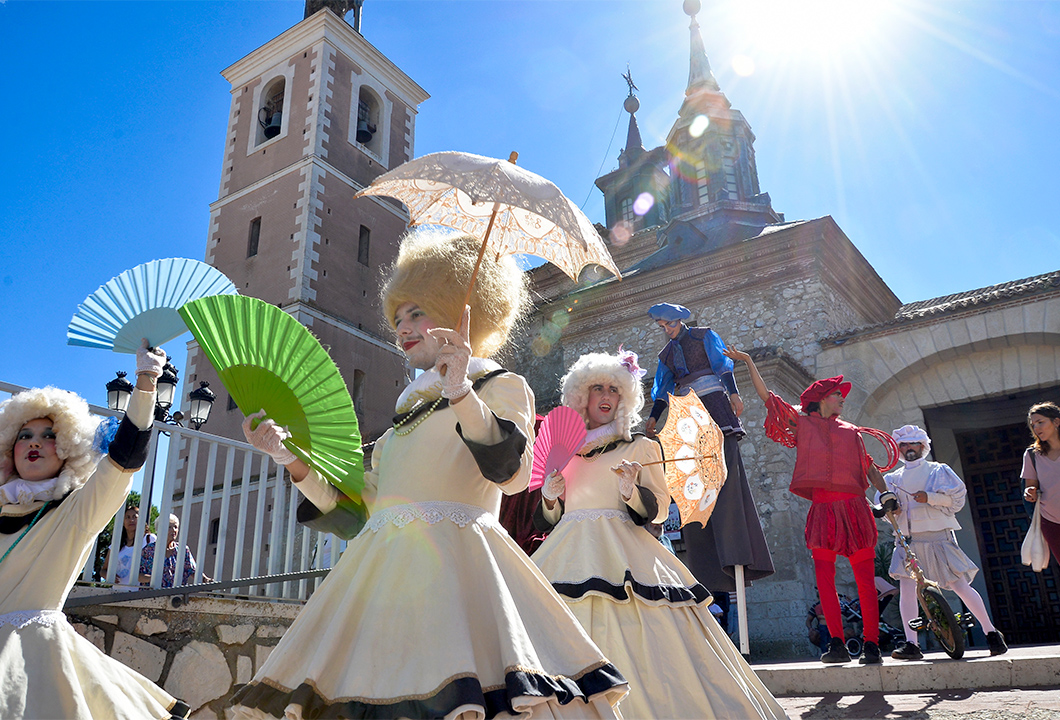 Plaza de la Constitución y Torre del Reloj de Valdemoro del siglo XVII donde se celebra la Feria Barroca