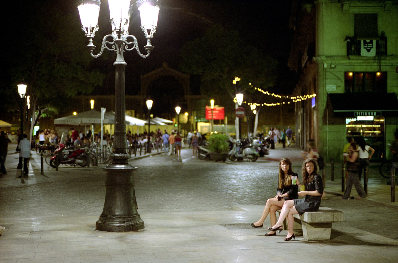 Ambiente nocturno bajo las farolas históricas del Passeig del Born en Barcelona