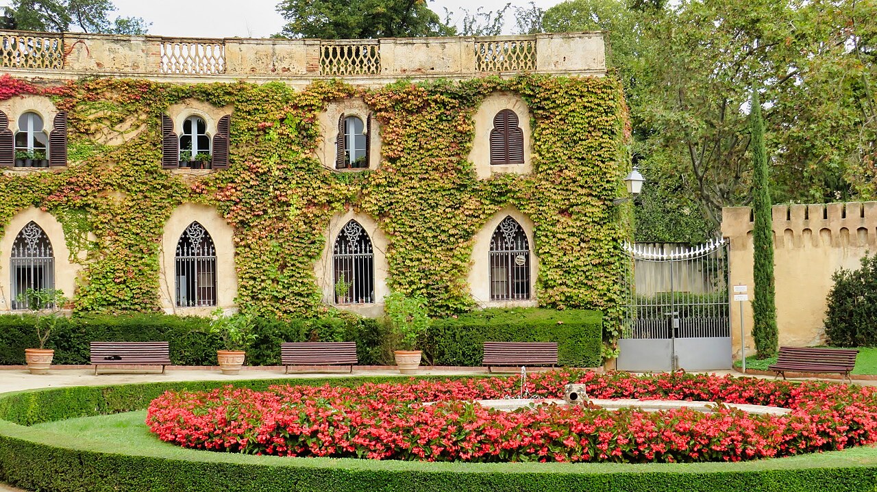 Fachada cubierta de hiedra y parterre floral del antiguo palacio de los Marqueses de Llupià en el Laberinto de Horta