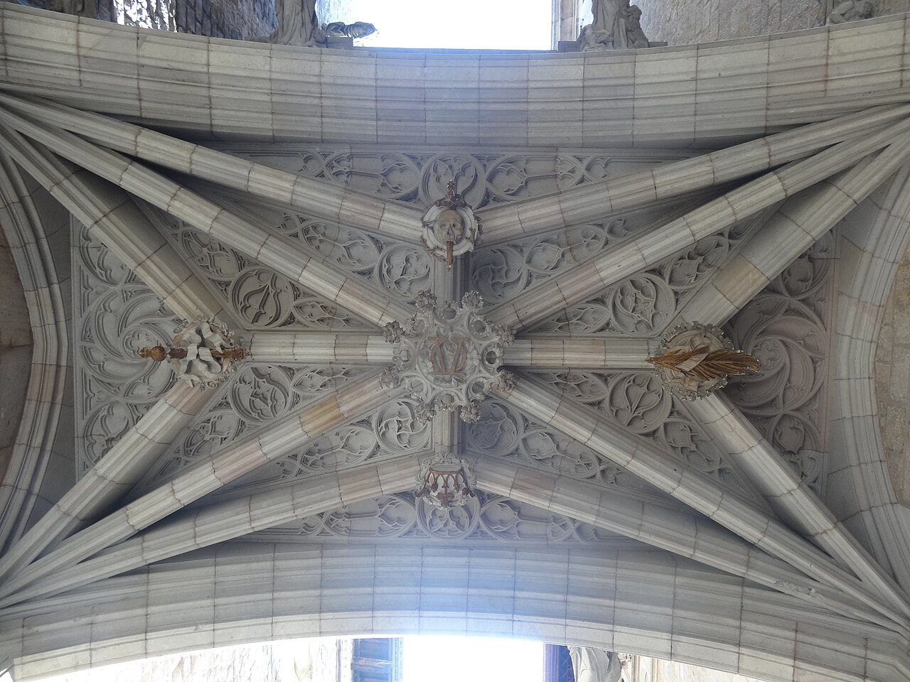 Bóveda gótica y calavera tallada en piedra bajo el Pont del Bisbe en el Barri Gòtic de Barcelona