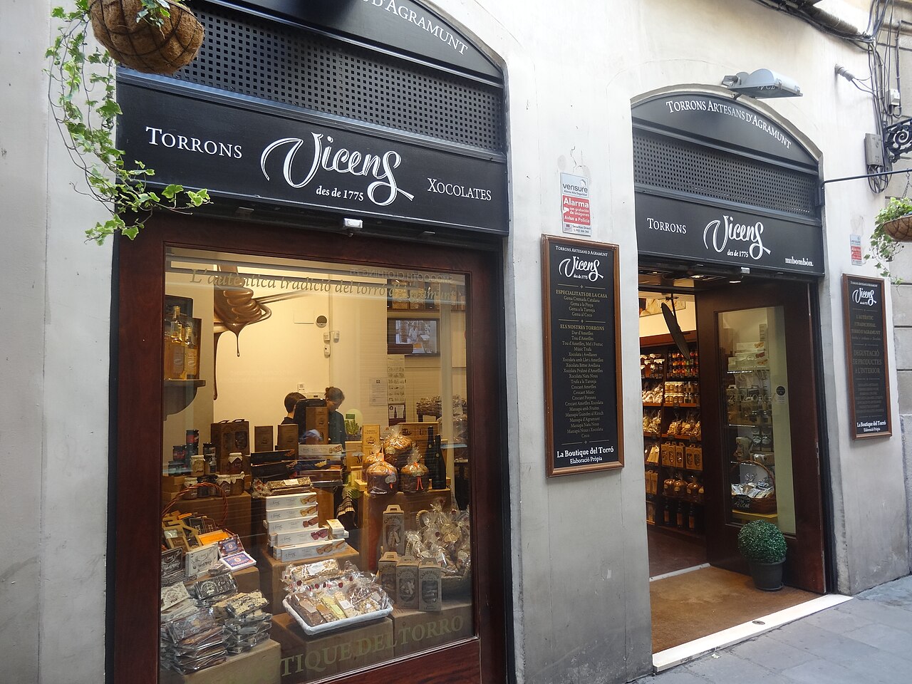 Escaparate iluminado de chocolatería y turrones artesanos en el Carrer Petritxol de Barcelona