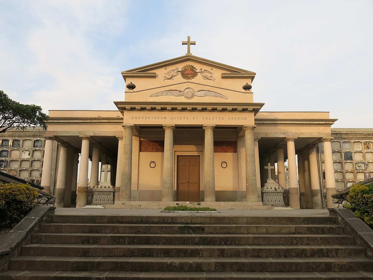Capilla neoclásica y cipreses del Cementerio Monumental de Poblenou en Barcelona