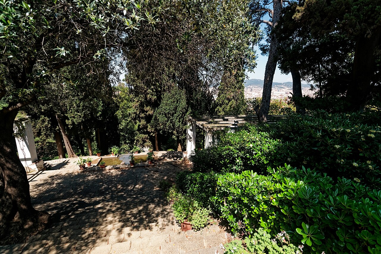 Jardines escalonados y arquitectura histórica de los Jardins de Laribal en Montjuïc, Barcelona