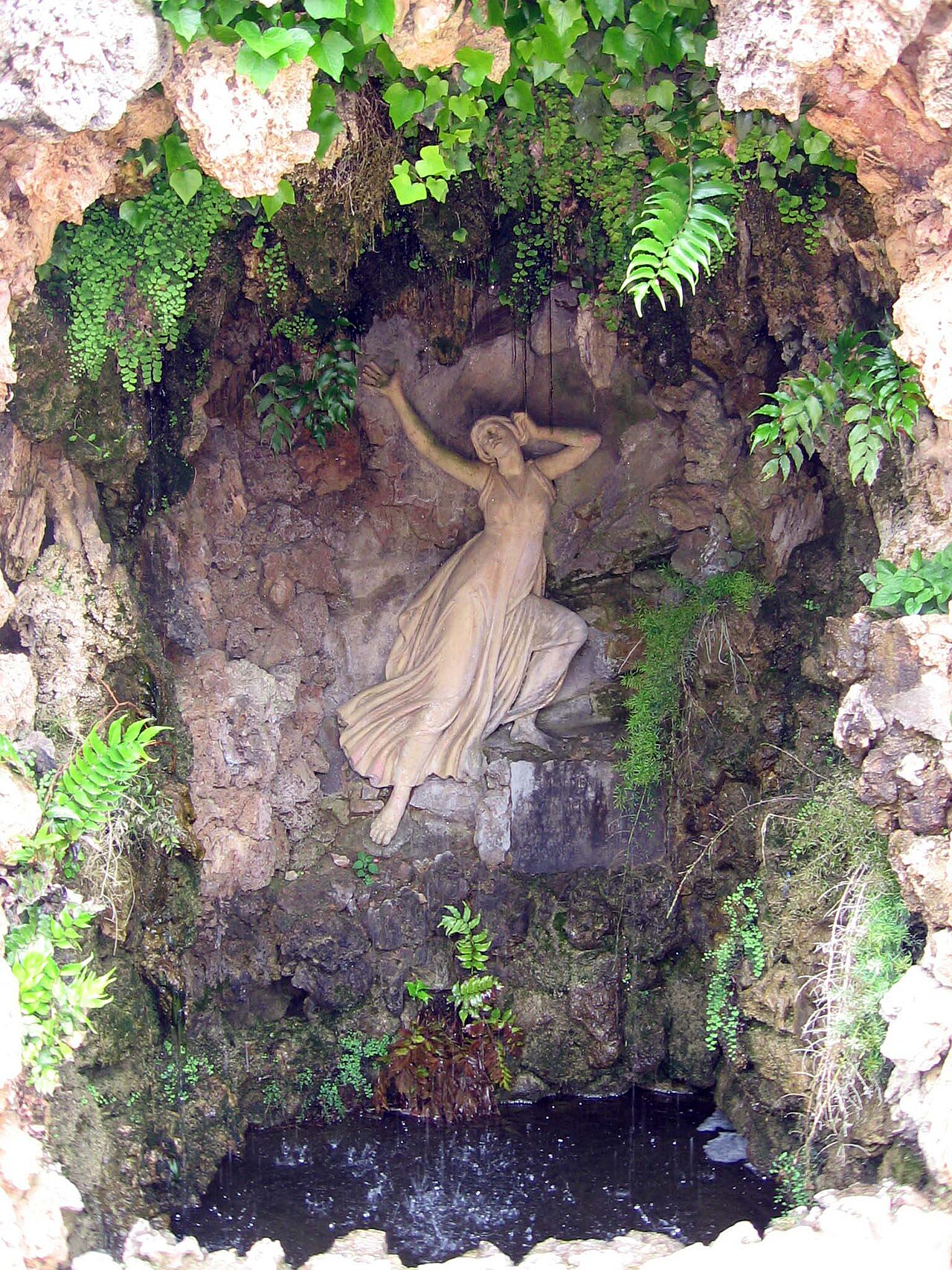 Escultura mitológica en el interior de la Gruta de Eco y Narciso bajo la escalinata del Laberinto de Horta