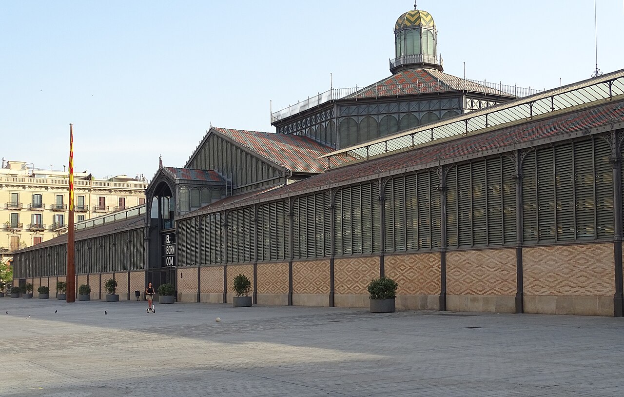 Estructura histórica de hierro y cristal del antiguo Mercat del Born en Barcelona