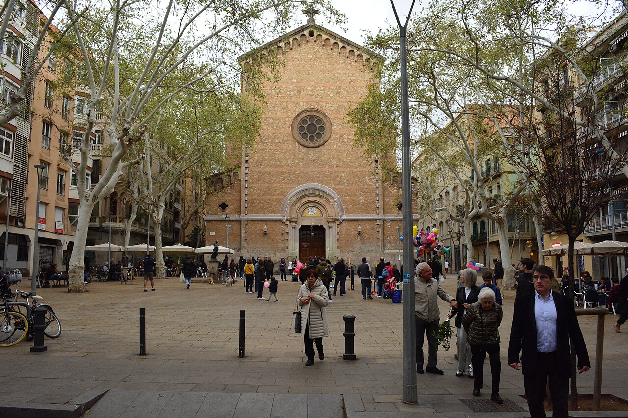 Terrazas al sol frente a la iglesia de Sant Joan en la Plaça de la Virreina de Gràcia