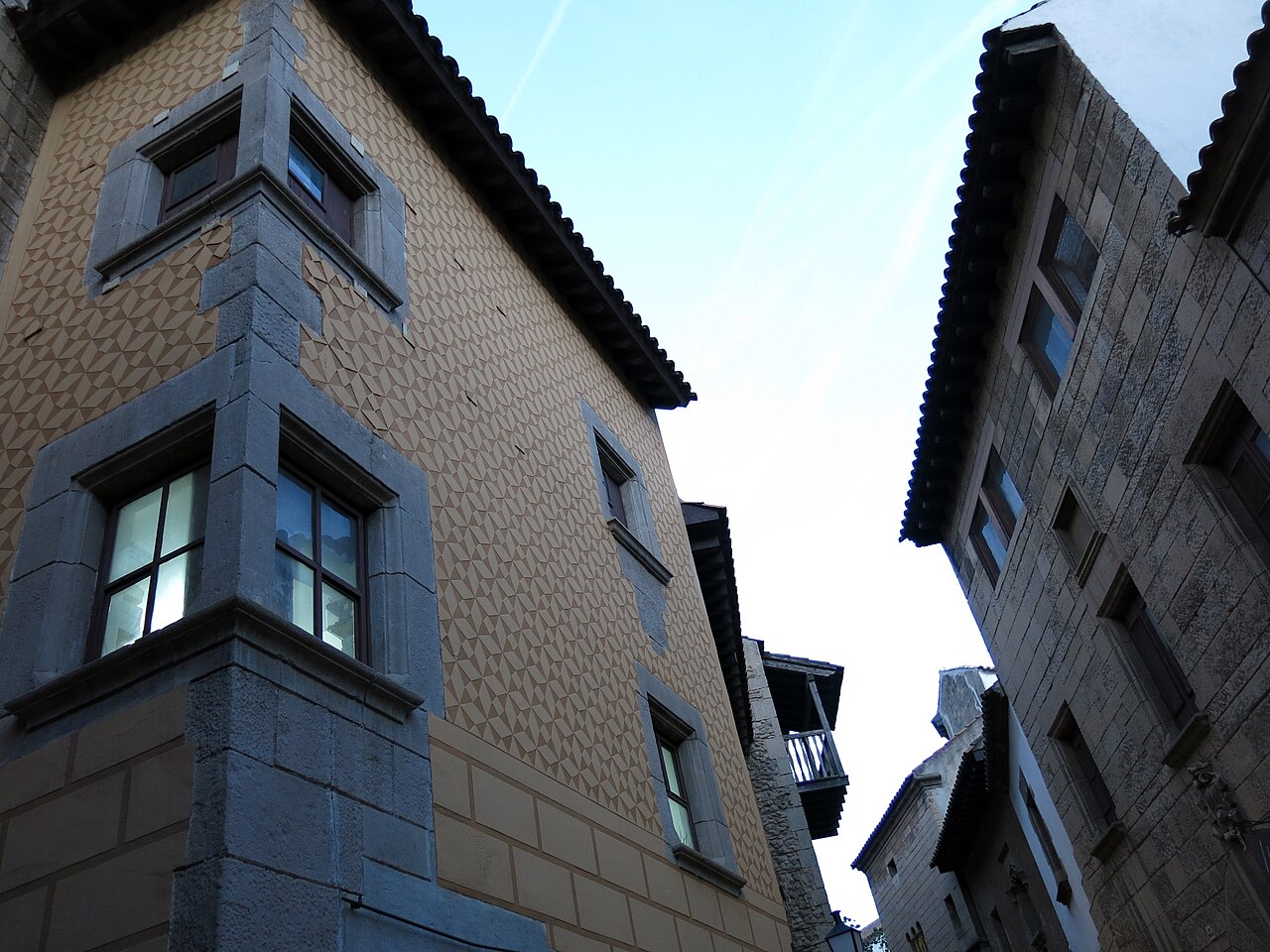 Calles peatonales empedradas del Poble Espanyol en la montaña de Montjuïc en Barcelona