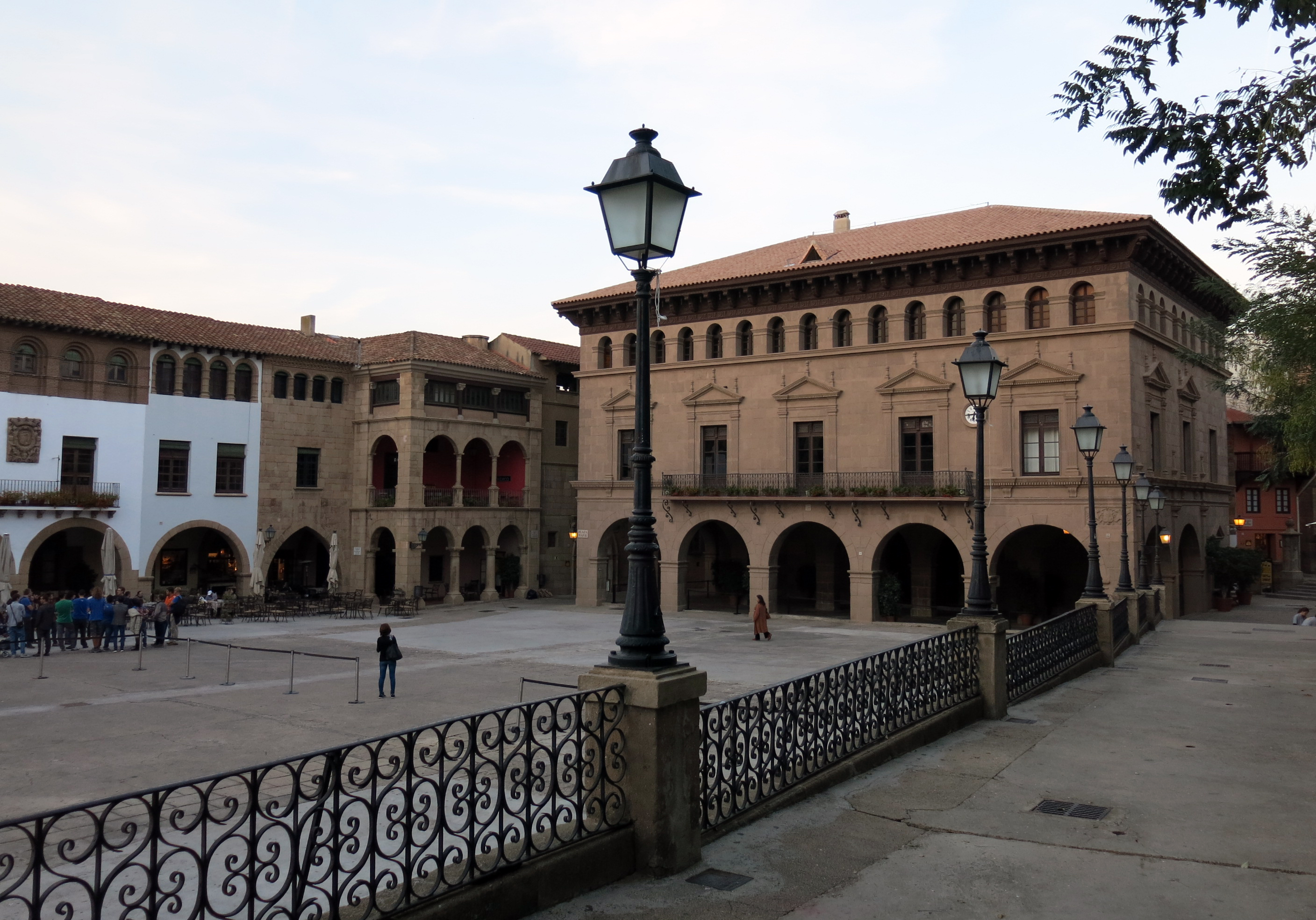 La Plaza Mayor y los soportales históricos del Poble Espanyol en la montaña de Montjuïc de Barcelona
