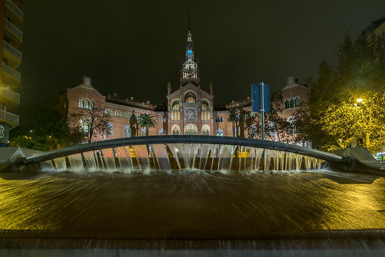 Iluminación nocturna otoñal sobre la arquitectura histórica de Barcelona durante las noches de finales de octubre