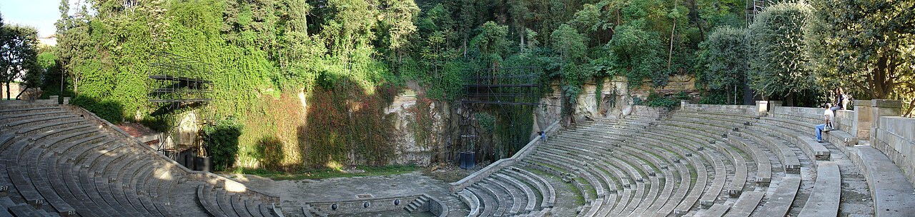 Anfiteatro de piedra y jardines del Teatre Grec en la montaña de Montjuïc en Barcelona