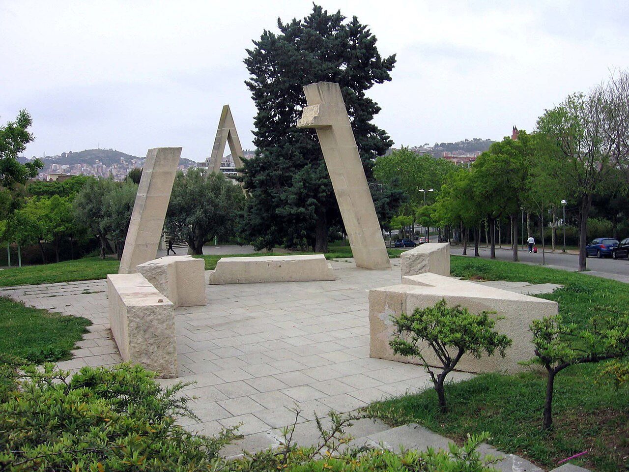 Escultura al aire libre del Poema Visual de Joan Brossa junto a los jardines del Velódromo de Horta