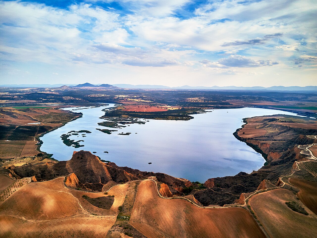 Vista panorámica desde la cresta de las Barrancas de Burujón sobre las islas y aguas del embalse de Castrejón