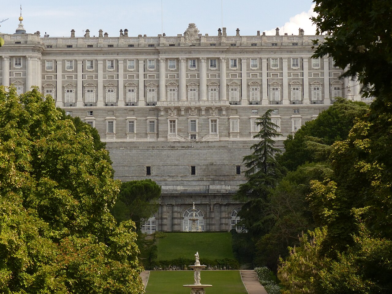 Vista del Palacio Real de Madrid desde los jardines históricos del Campo del Moro en otoño