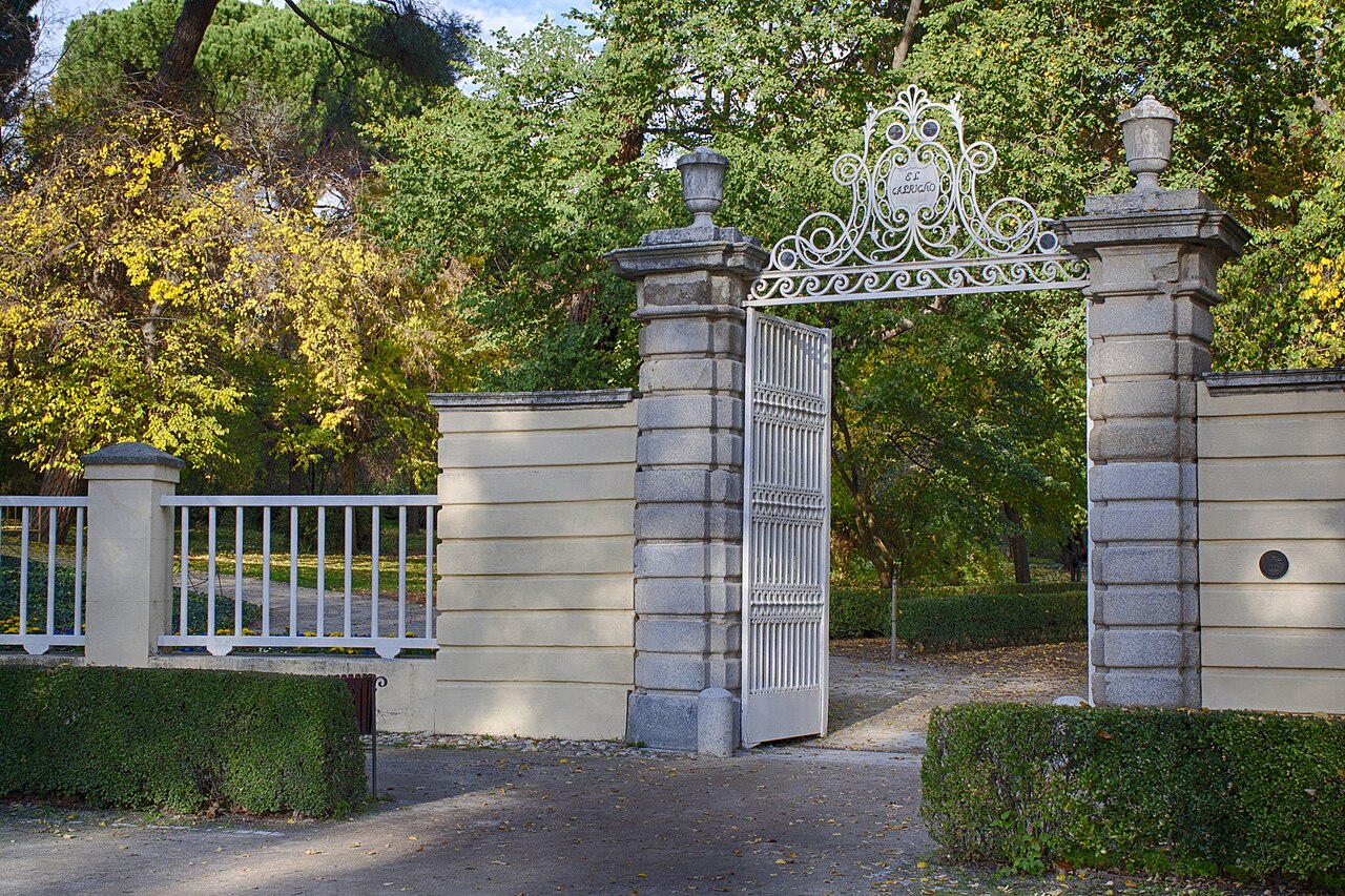 Verja histórica de entrada al jardín de El Capricho en la Alameda de Osuna