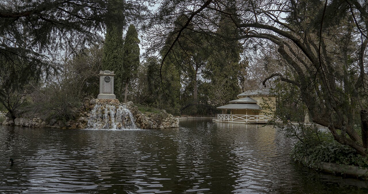 El Embarcadero histórico y la cascada sobre el gran estanque del Parque de El Capricho