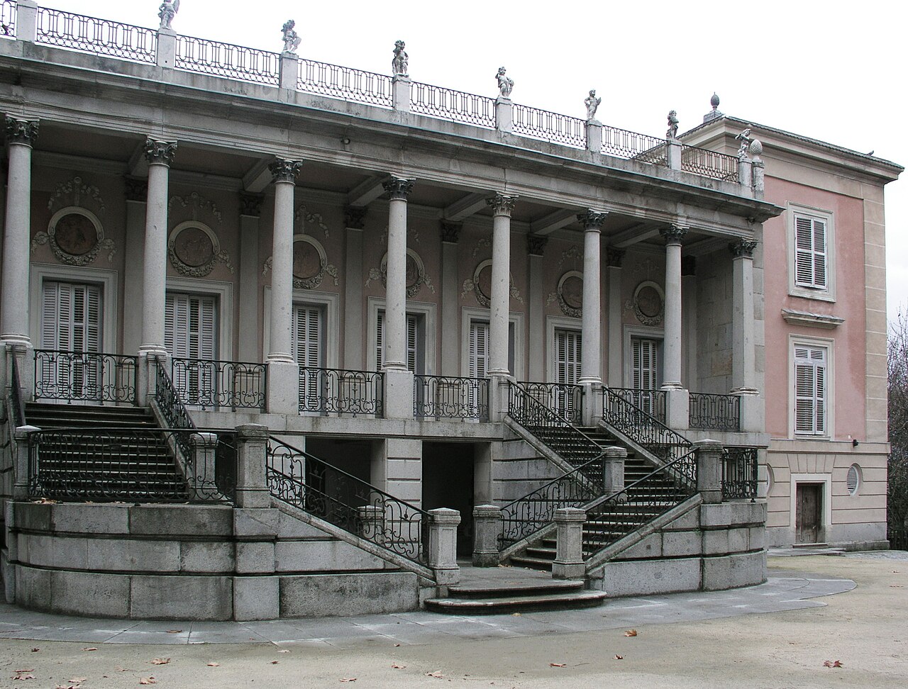 Escalinata y pórtico de columnas del Palacio de los Duques de Osuna en El Capricho