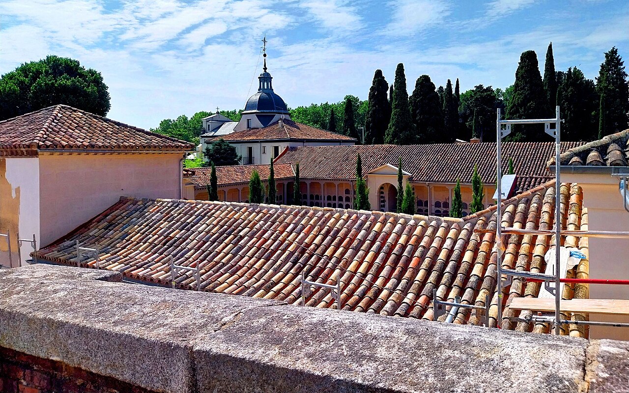 Avenida de panteones monumentales neogóticos y cipreses centenarios en la Sacramental de San Isidro