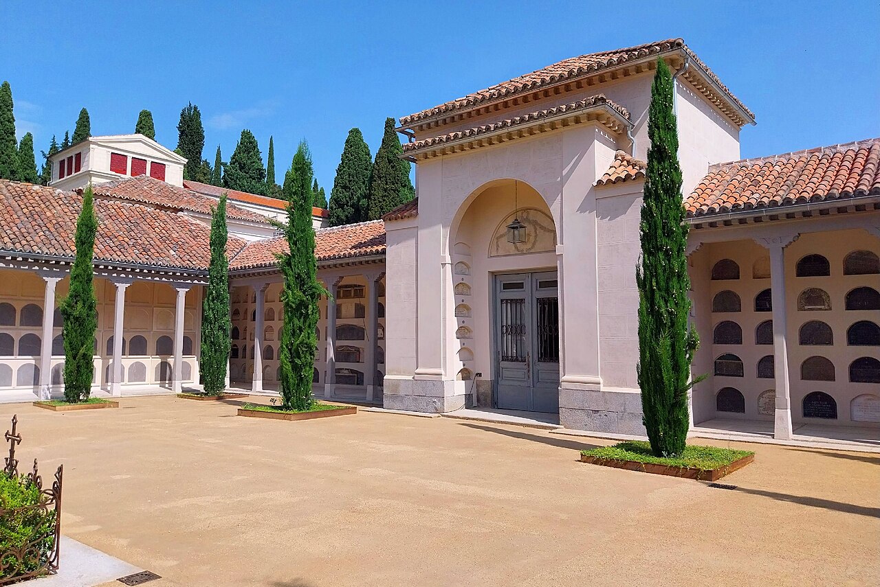 Galería de columnas y jardín central del Patio de la Concepción en la Sacramental de San Isidro de Madrid