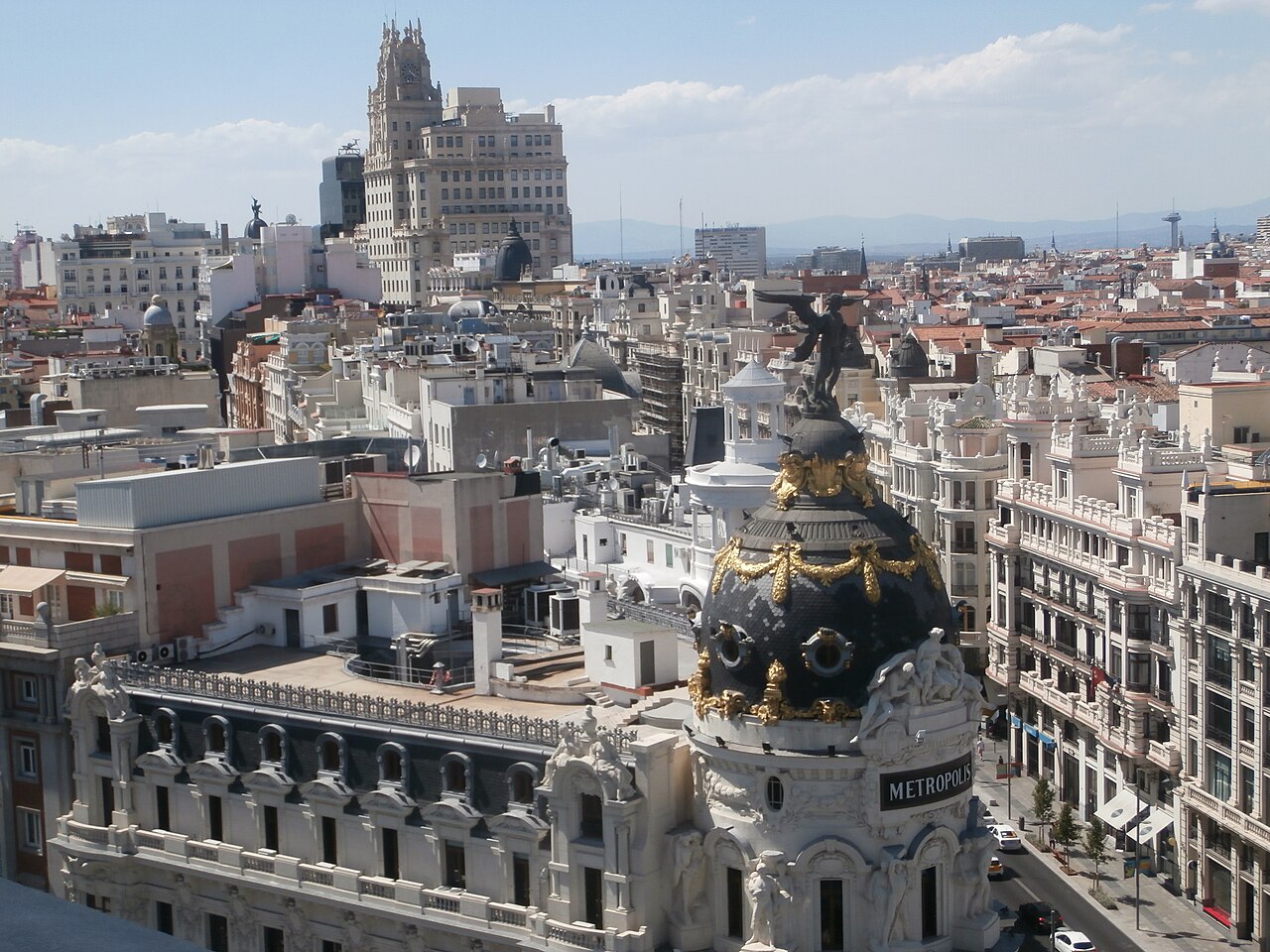 Vista aérea desde el Círculo de Bellas Artes hacia el edificio Metrópolis y la calle Alcalá en Madrid