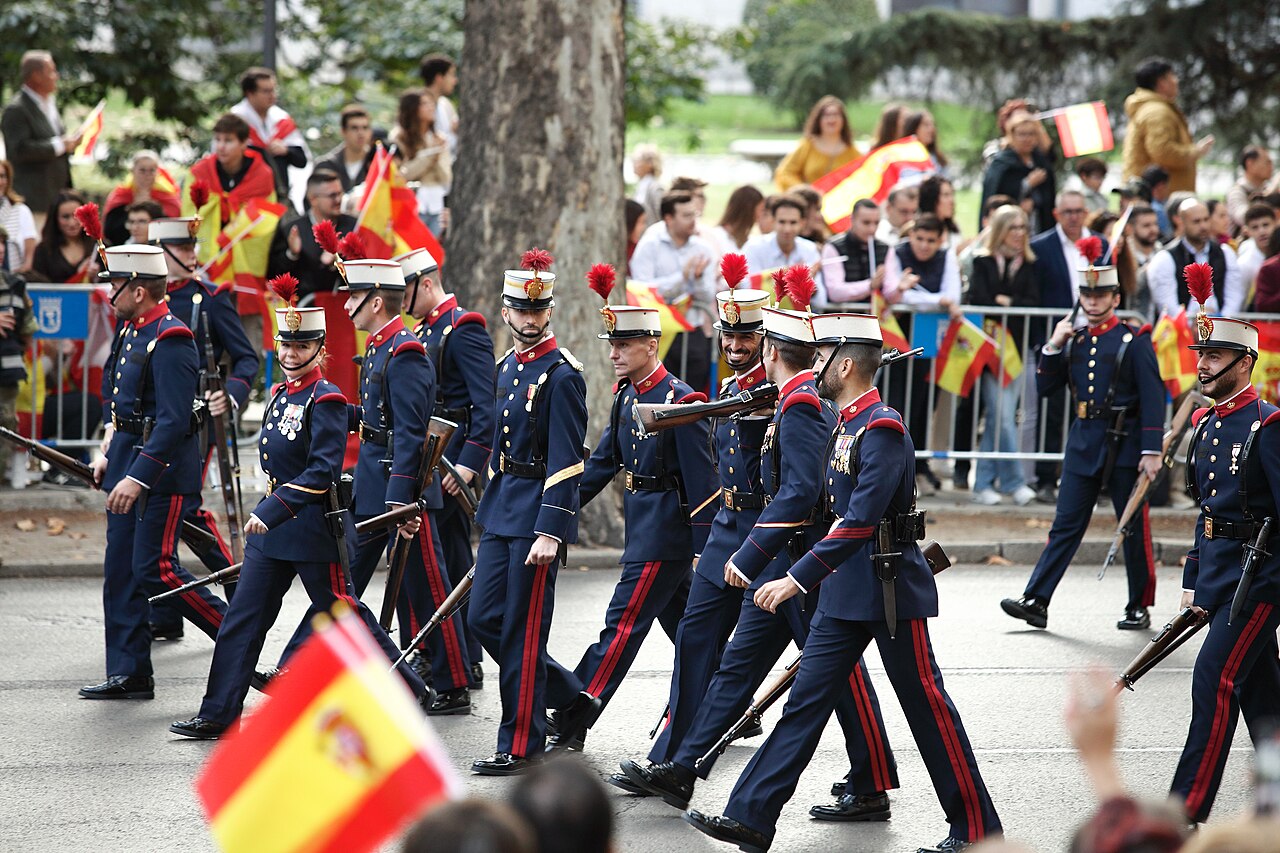 Efectivos desfilando en el Paseo del Prado durante el Desfile Militar del 12 de octubre en Madrid