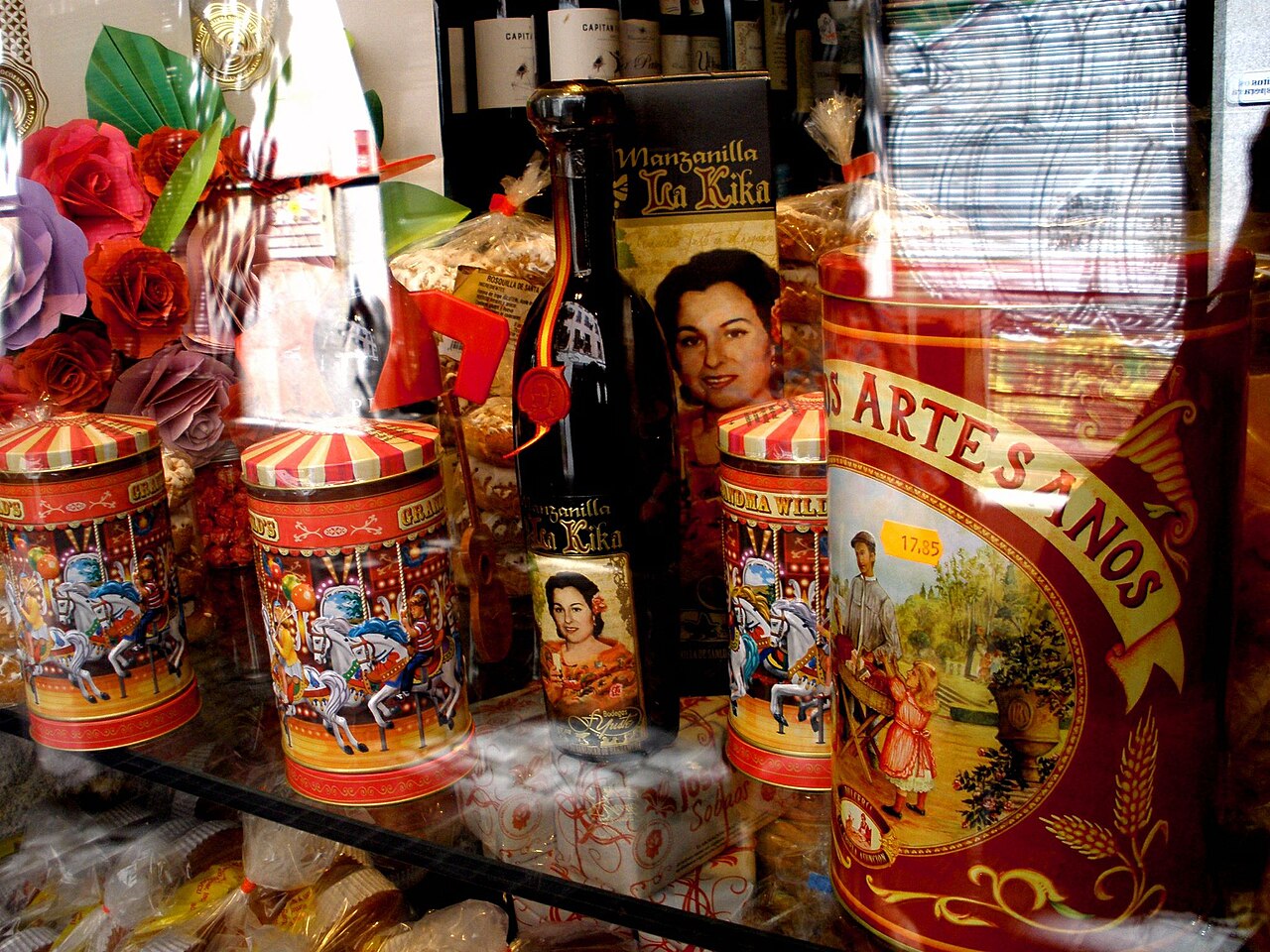 Escaparate tradicional de pastelería y confitería histórica en el centro de Madrid