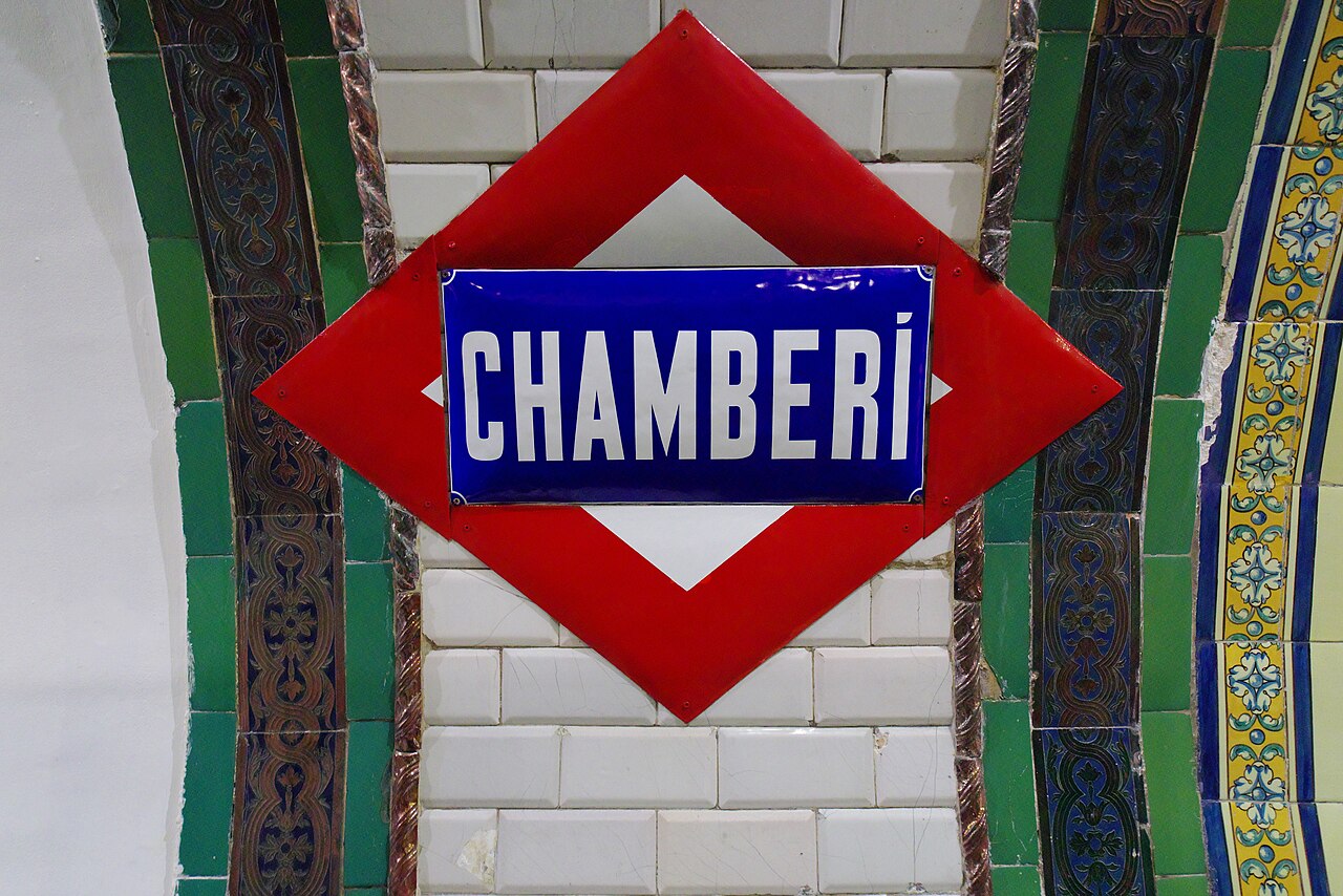 Andén original con azulejos de los años veinte en la Estación Fantasma de Chamberí en Madrid