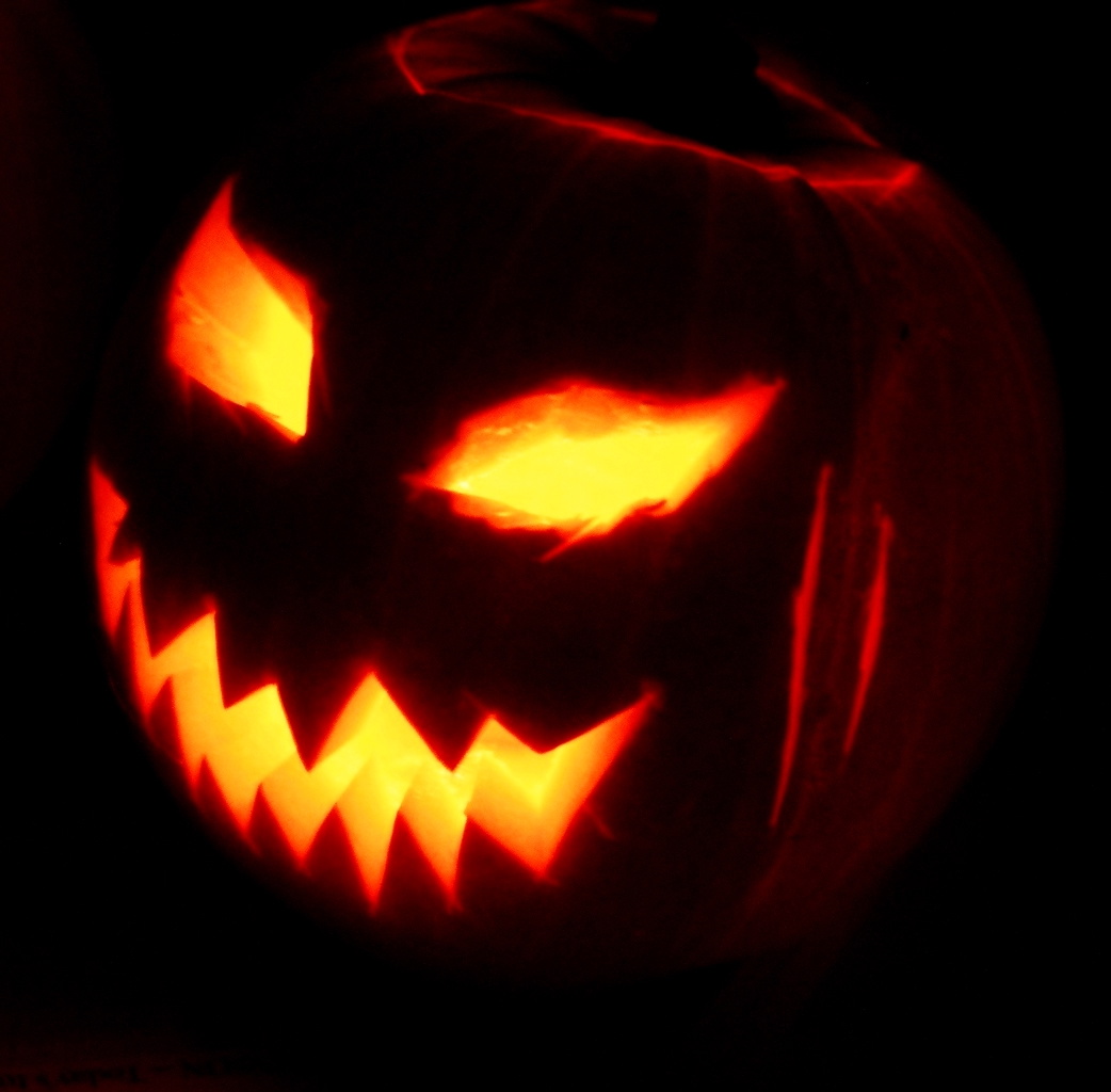 Calabaza de Halloween iluminada en una velada otoñal en el centro de Madrid