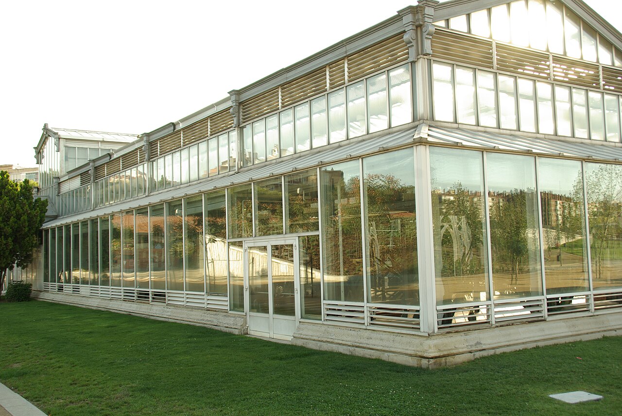 Plantas tropicales y senderos interiores del Invernadero del Palacio de Cristal de Arganzuela en Madrid