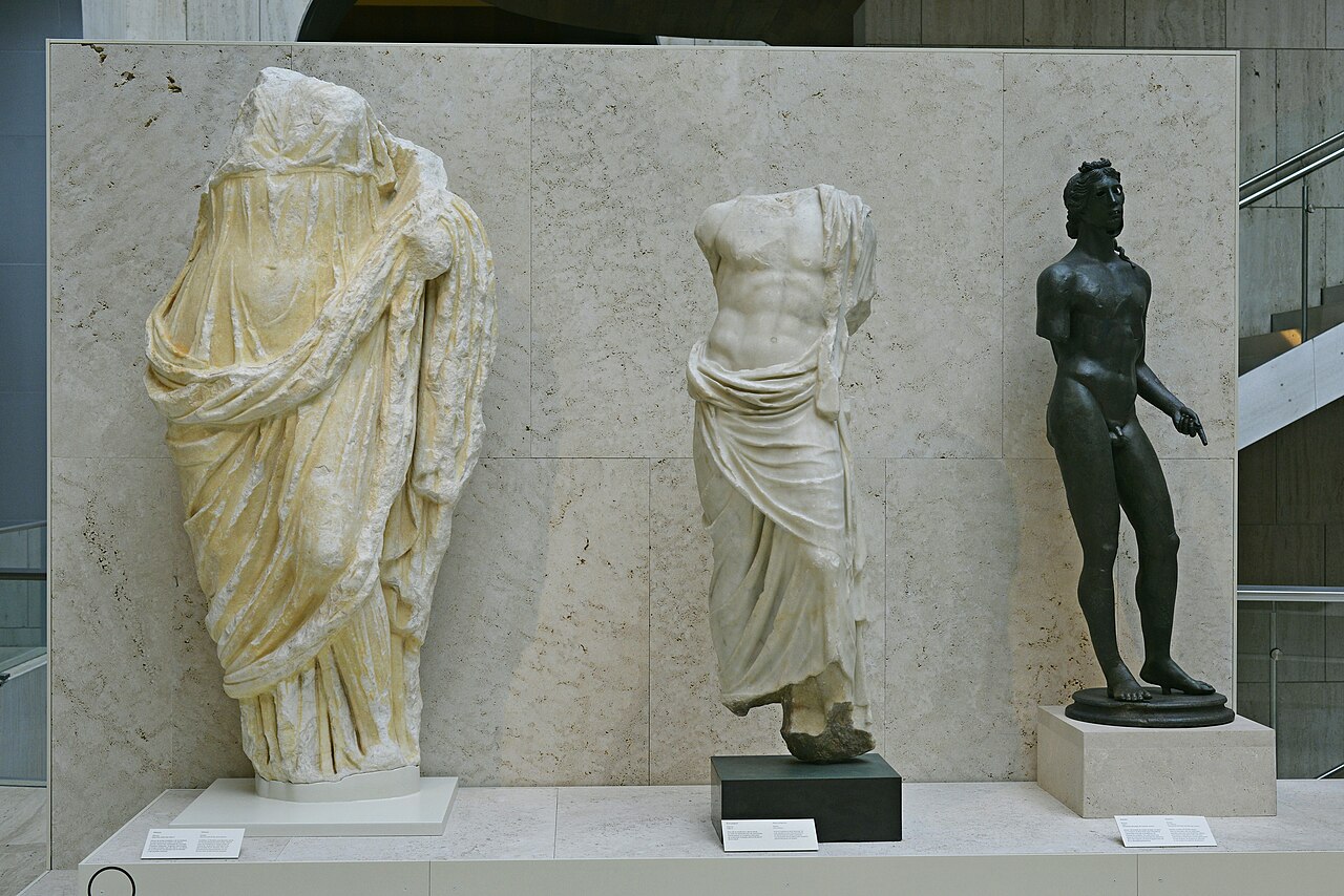 Esculturas clásicas en el patio interior renovado del Museo Arqueológico Nacional de Madrid