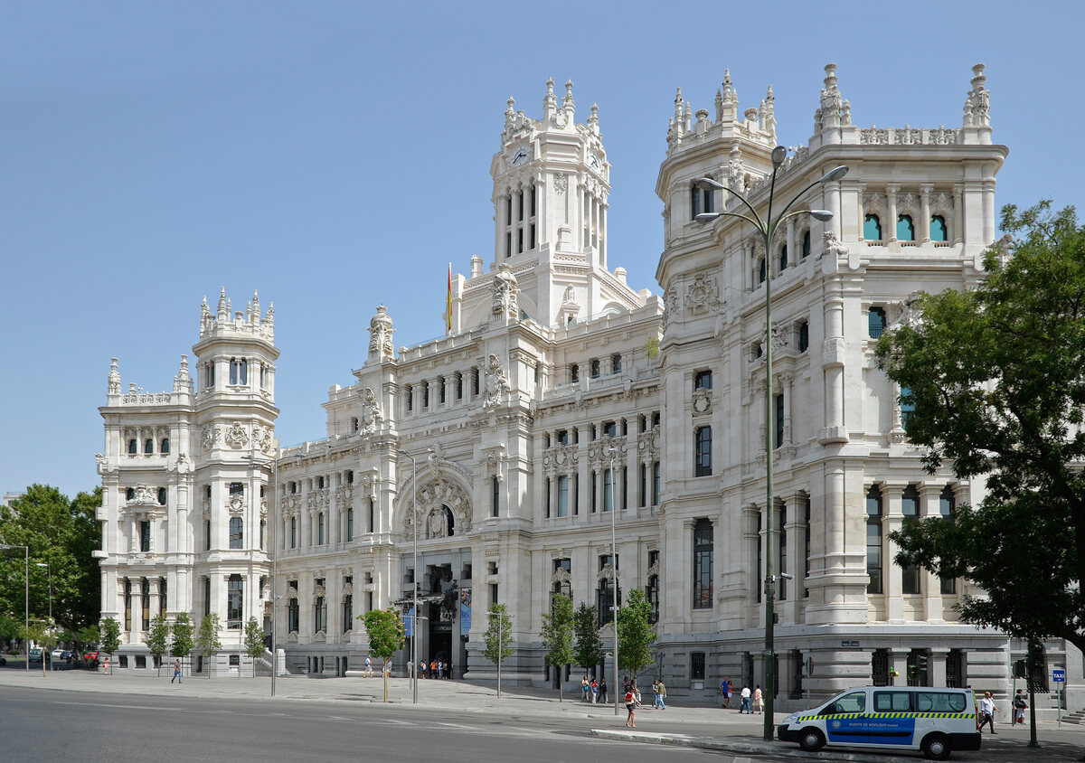 Fachada iluminada del Palacio de Cibeles en Madrid durante el fin de semana cultural de otoño