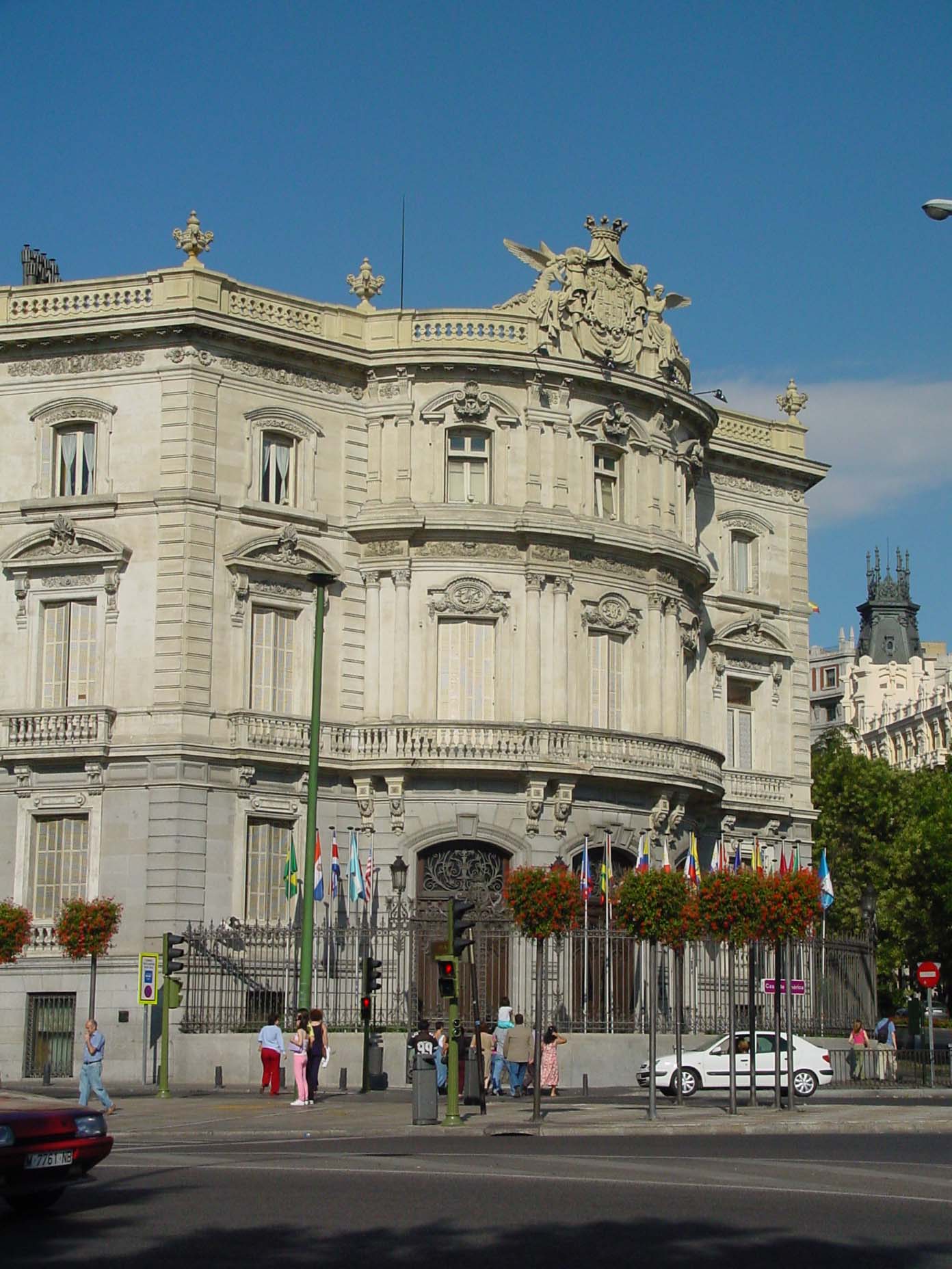 Fachada del Palacio de Linares (Casa de América) en la Plaza de Cibeles, epicentro de las leyendas de fantasmas y altares de Día de Muertos en Madrid
