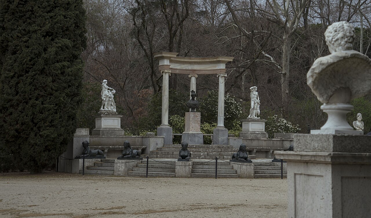 Exedra de los Emperadores y jardines históricos del Parque de El Capricho en la Alameda de Osuna