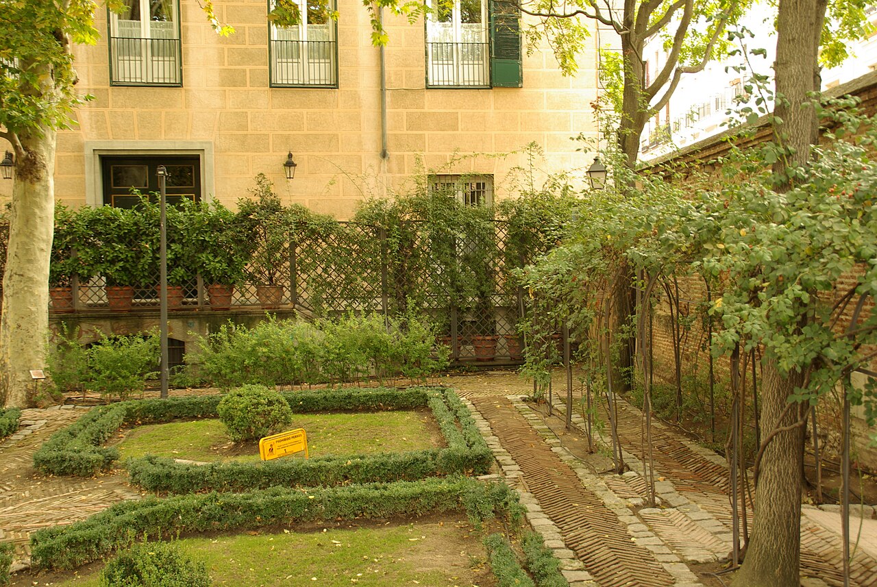 Senderos de ladrillo y cenador del Jardín del Príncipe de Anglona en el barrio de La Latina de Madrid