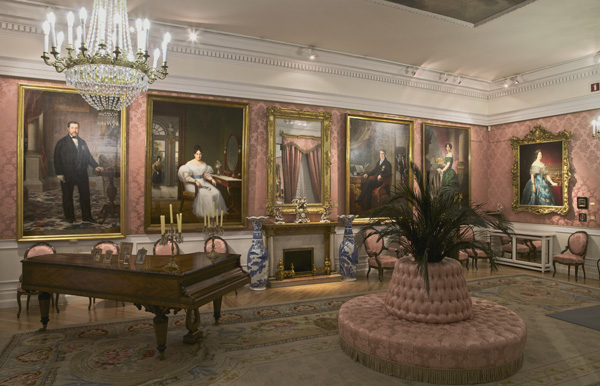 Salón de Baile decimonónico del Museo del Romanticismo en Madrid con retratos y lámparas de araña
