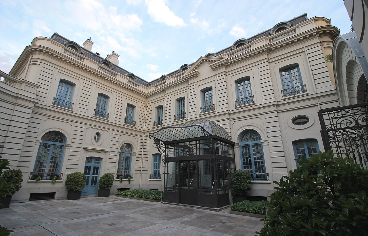 Salón de té y jardín cubierto con vegetación en el centro de Madrid