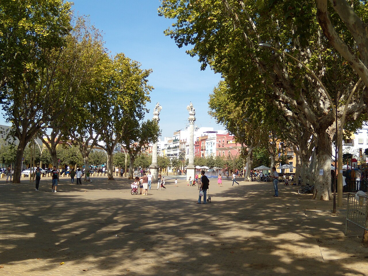 Paseo y columnas romanas de la Alameda de Hércules en el recorrido histórico hacia la Macarena en Sevilla