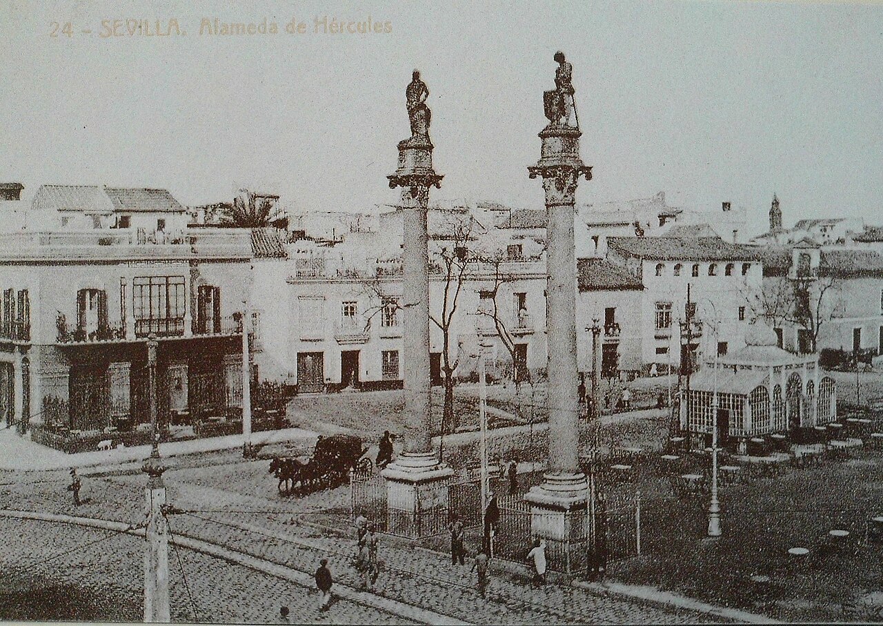 Columnas romanas y paseo arbolado de la Alameda de Hércules en Sevilla