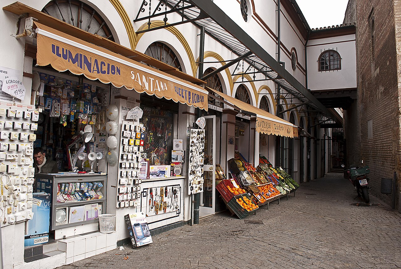 Pasaje exterior y puestos tradicionales del histórico Mercado de la Calle Feria en Sevilla