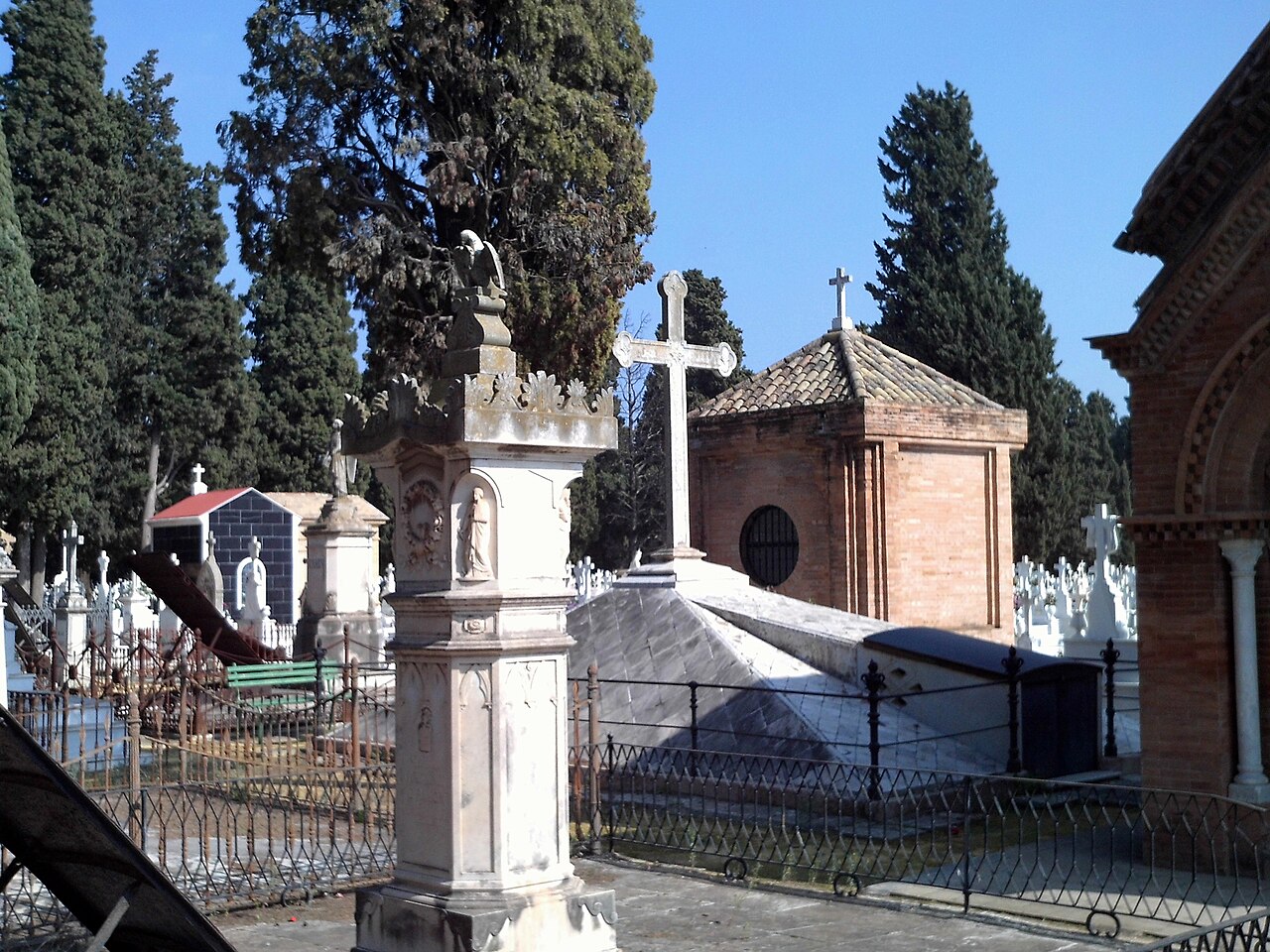 Panteones románticos, cipreses y esculturas históricas del siglo XIX en el Cementerio de San Fernando de Sevilla