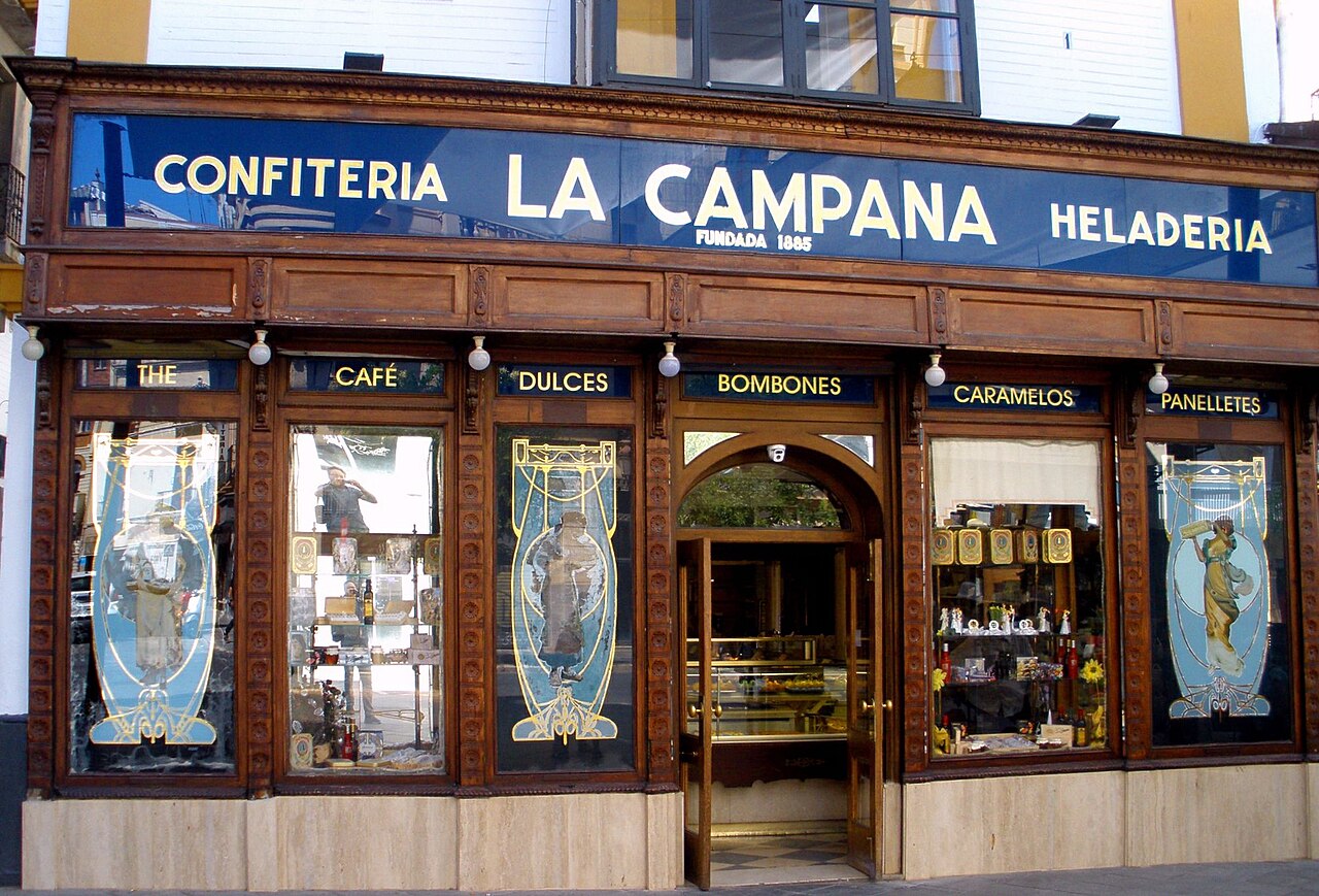 Fachada modernista con vidrieras históricas de la Confitería La Campana en la calle Sierpes de Sevilla