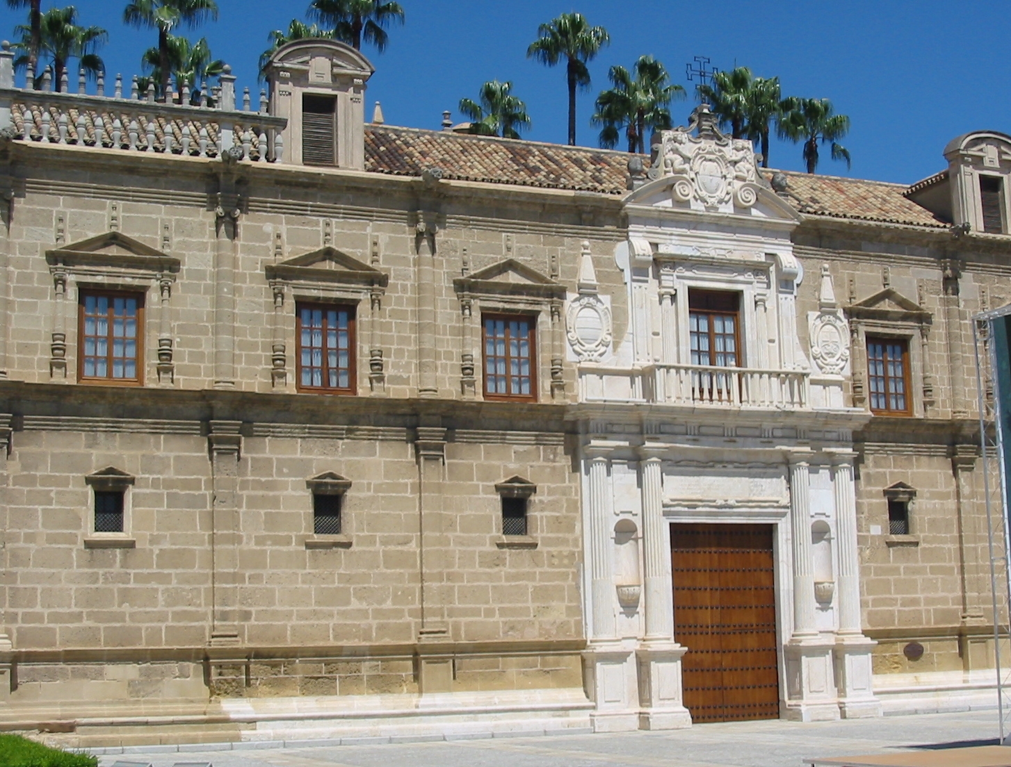 Fachada monumental renacentista del Antiguo Hospital de las Cinco Llagas en la Macarena de Sevilla