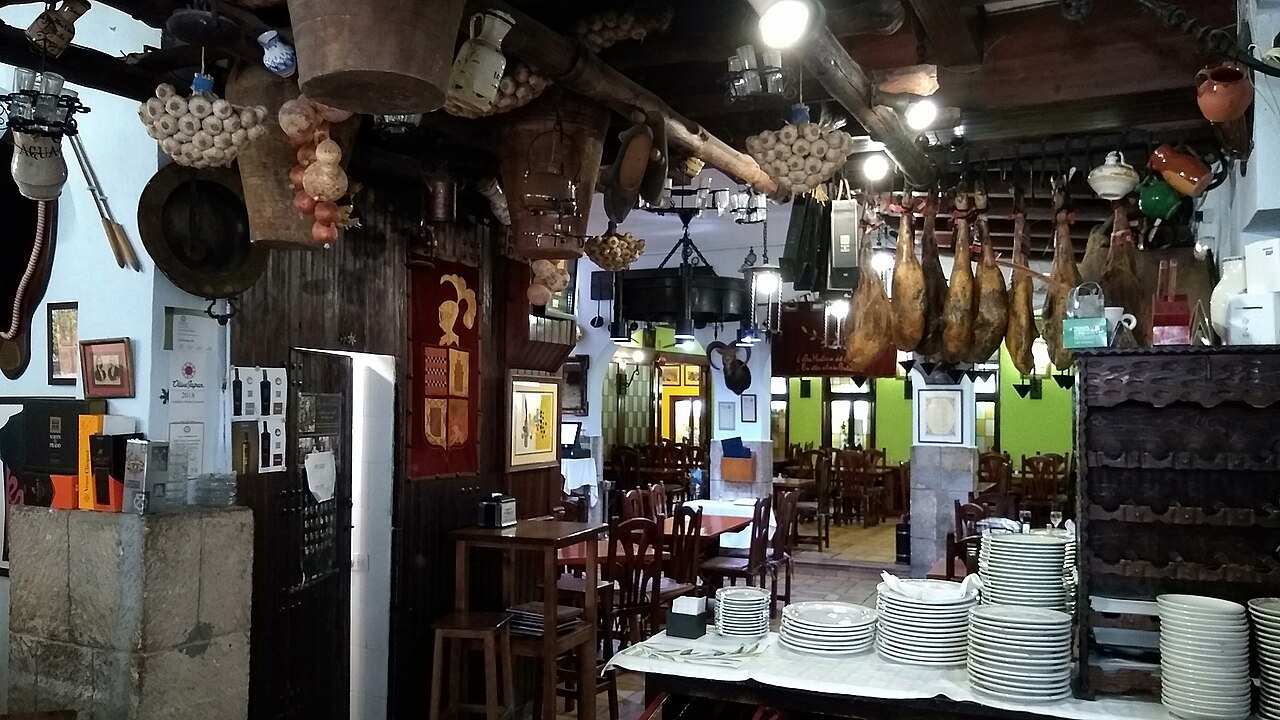 Fachada histórica y terraza de la Hostería del Laurel en la Plaza de los Venerables del Barrio de Santa Cruz de Sevilla