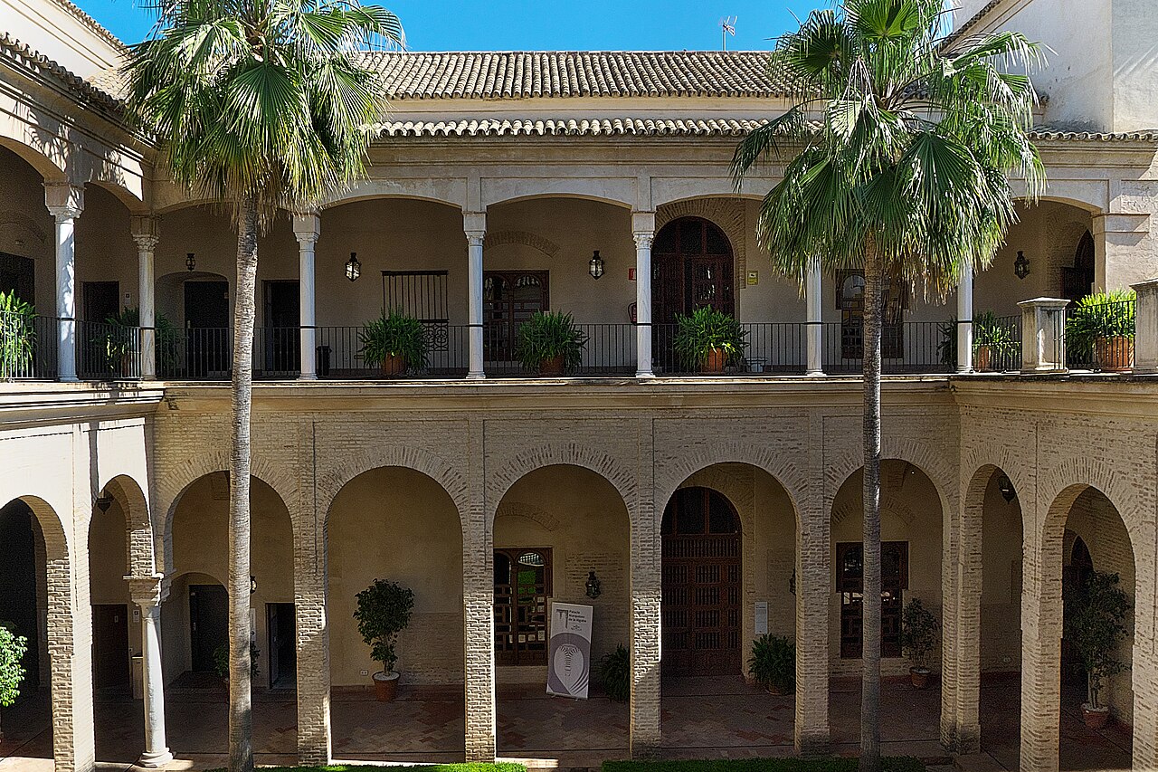 Patio renacentista y mudéjar del Palacio de los Marqueses de la Algaba en el barrio de Feria de Sevilla