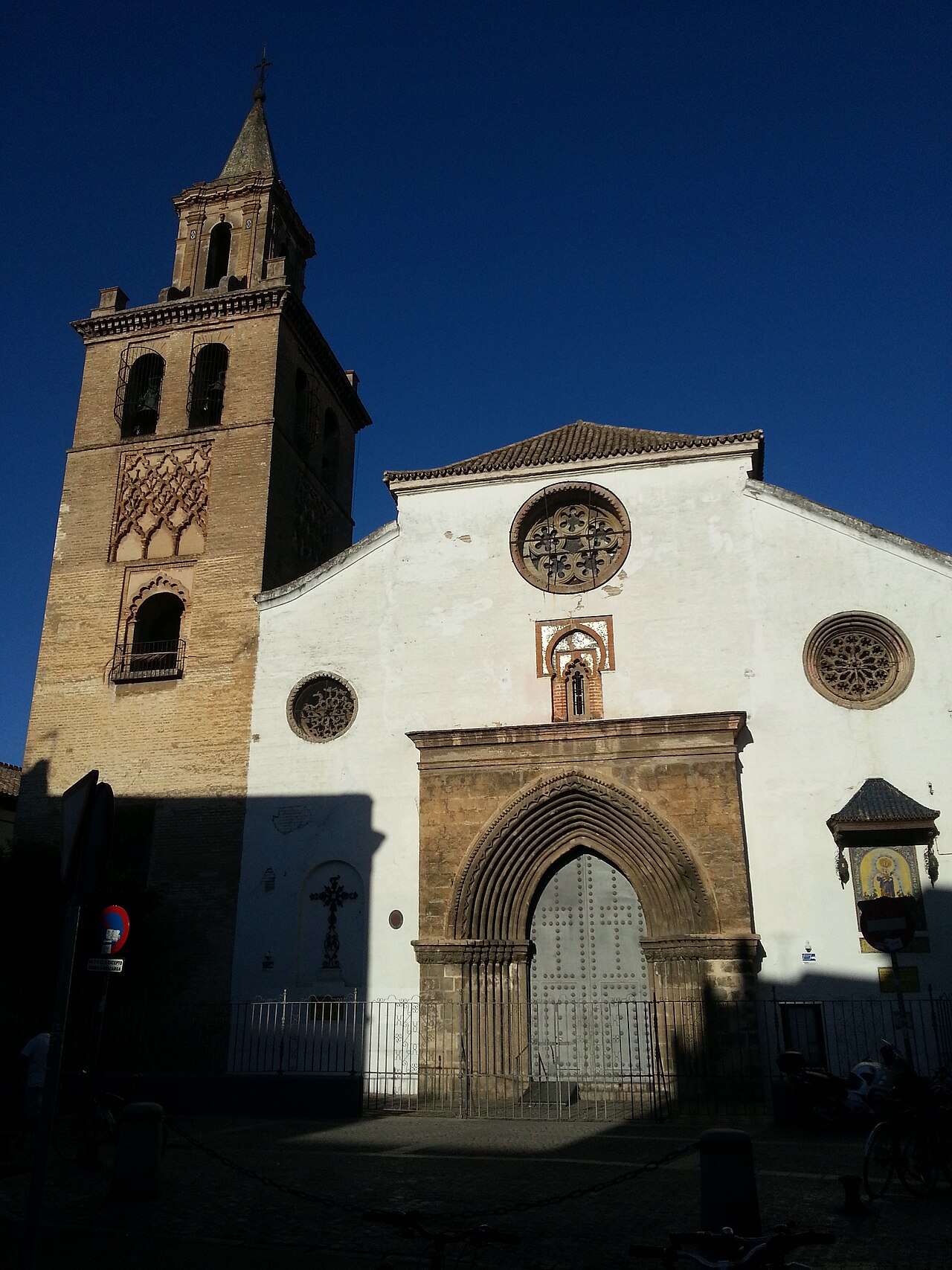 Fachada gótico-mudéjar y torre inspirada en la Giralda de la Iglesia de Omnium Sanctorum en la calle Feria