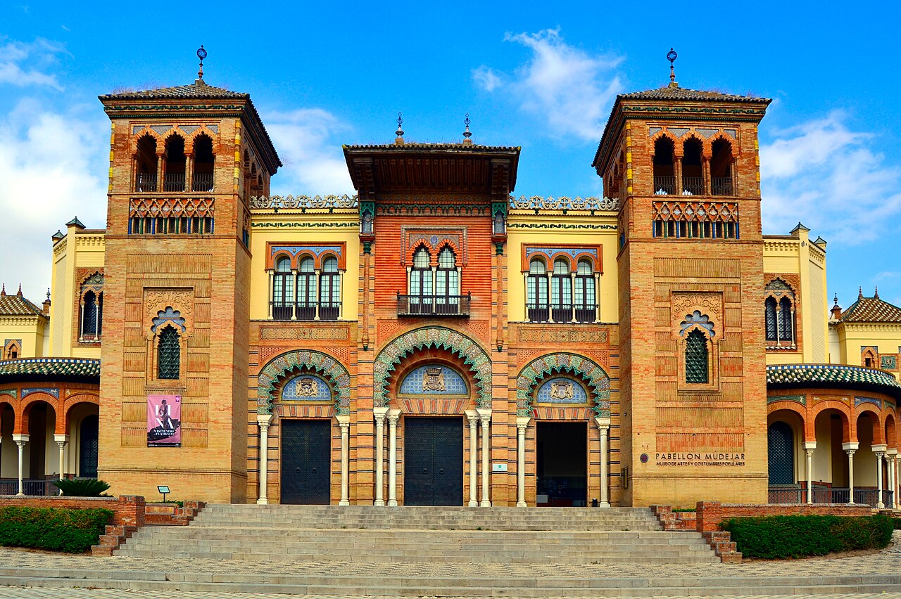 Detalles de ladrillo tallado y cerámica vidriada de la tradición mudéjar sevillana