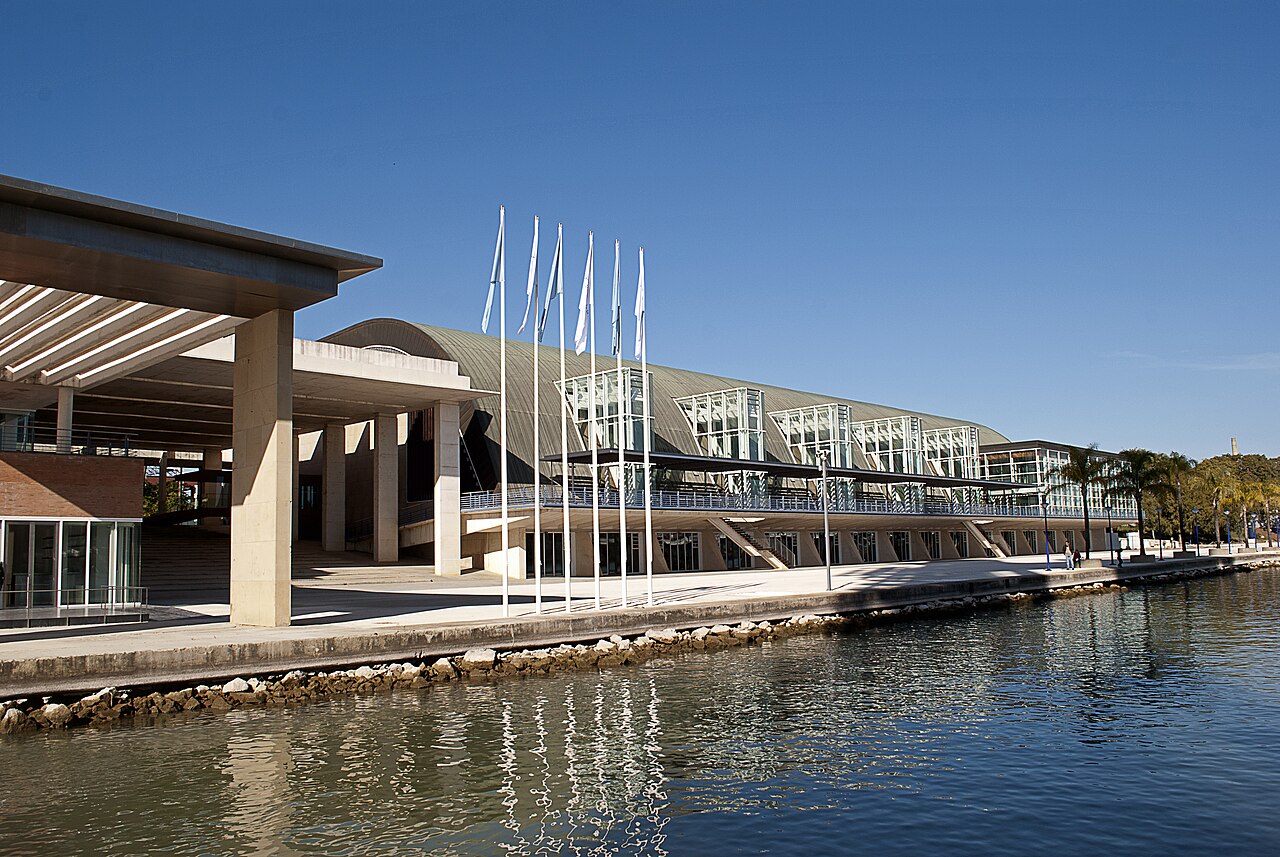 Embarcadero y edificio histórico del Pabellón de la Navegación junto al río Guadalquivir en Sevilla