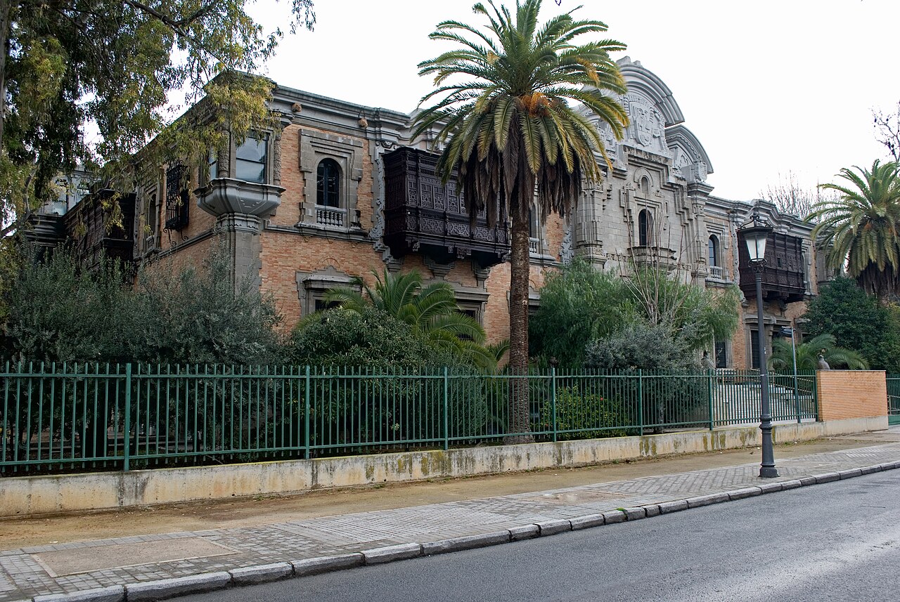 Fachada histórica ornamentada del Pabellón de Perú, sede de la Casa de la Ciencia en Sevilla