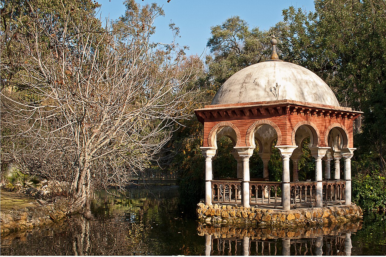 Templete mudéjar reflejado en el agua de la Isleta de los Patos del Parque de María Luisa en Sevilla