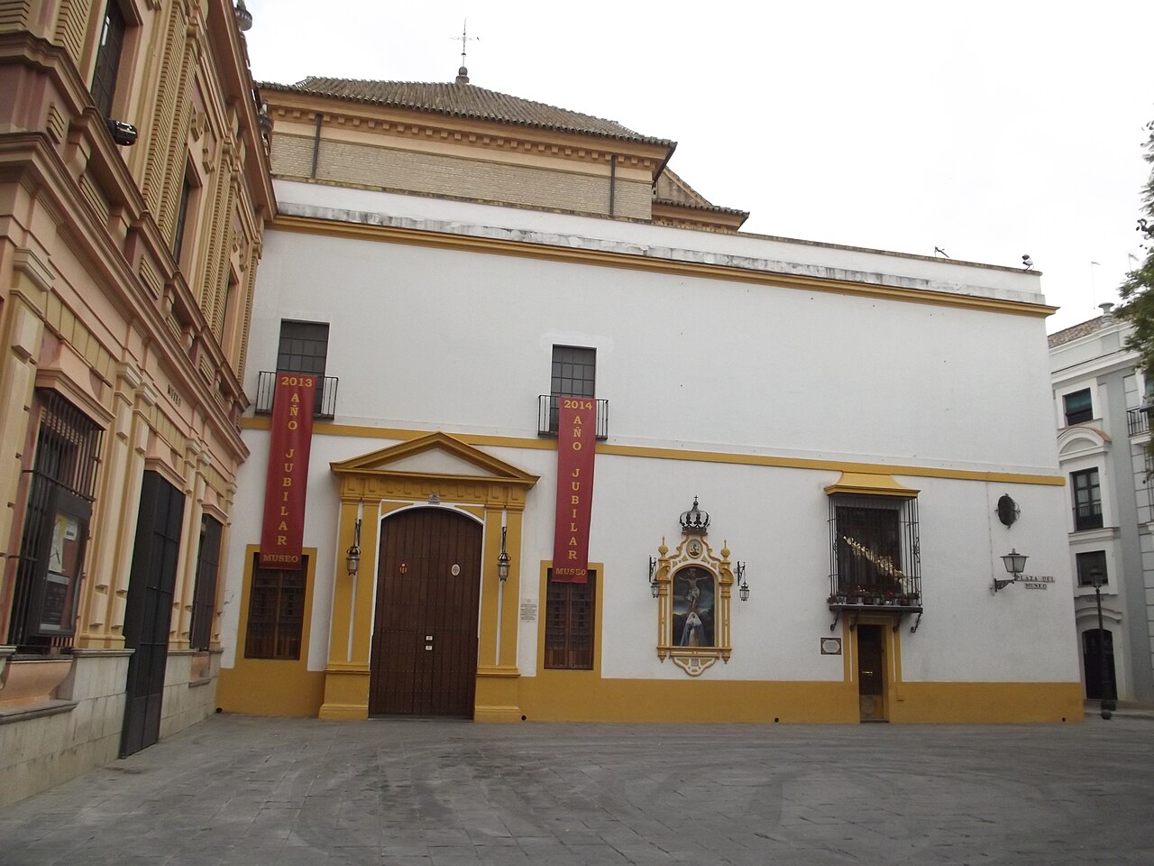 Plaza del Museo y fachada del Museo de Bellas Artes de Sevilla rodeada de arbolado